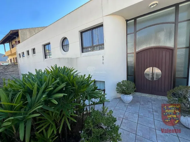 Casa Espaçosa em Coqueiros: 3 Quartos, Dependência de Empregada e 4 Vagas de Garagem!