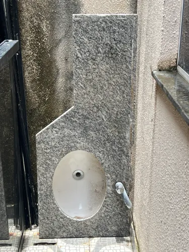 Pia com bancada em mármore simples 