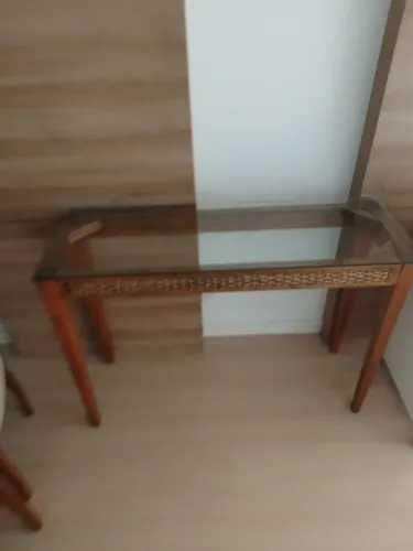 Aparador com tampo de vidro