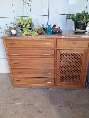 Cômoda de madeira antiga