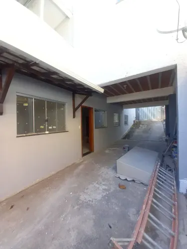 Casa geminada à venda, com entrada coletiva no bairro Europa.