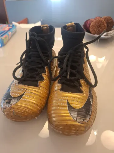 Chuteira Nike Mercurial society CR7 dourada