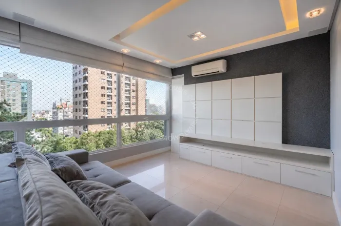 Apartamento semimobiliado para alugar no Petrópolis com 3 quartos (1 suíte)