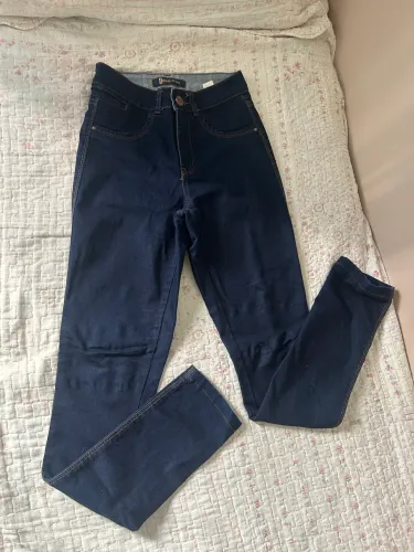calça skinny azul escura 