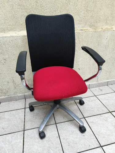 Cadeira de Escritório Giratória com Rodinhas e Braços Estofada Alberflex