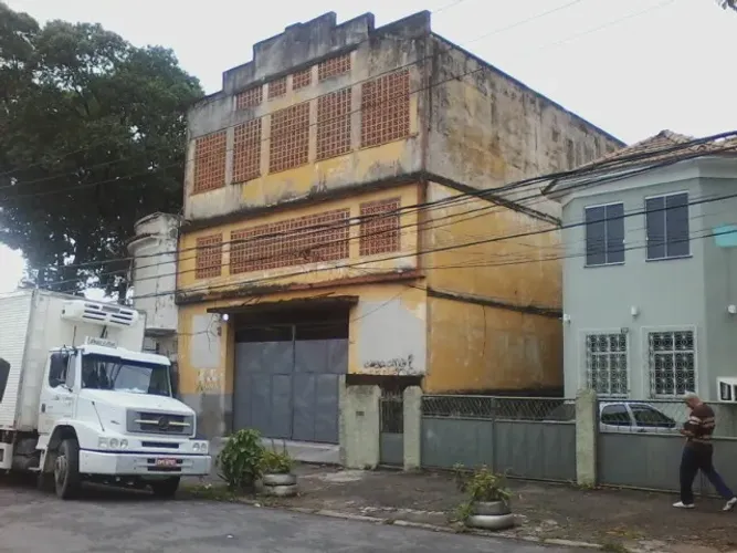 Galpão Ramos com 912m² Barato a 200 metros da Av. Brasil