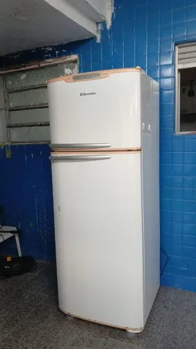 Vendo geladeira frosfree semi nova sem nenhum defeito motivo da venda mudança