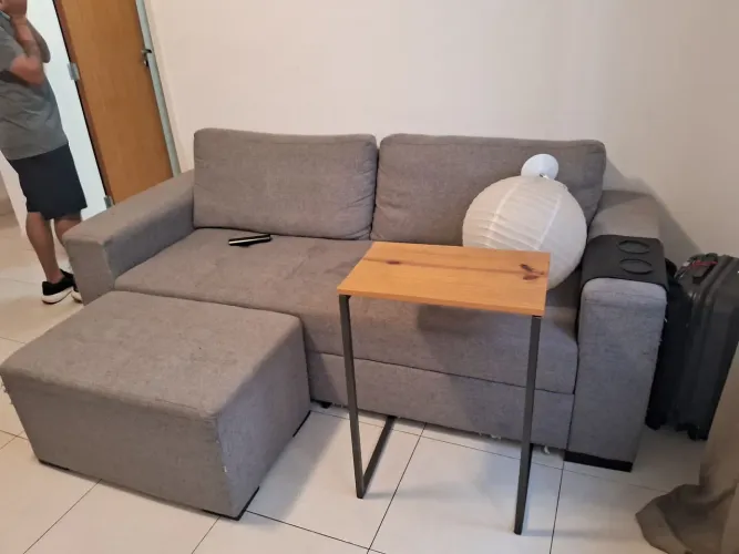 sofá + puff cinza