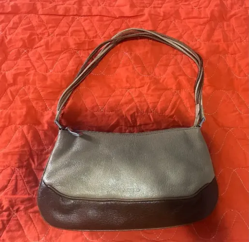 Bolsa estilo baguete de couro Arezzo