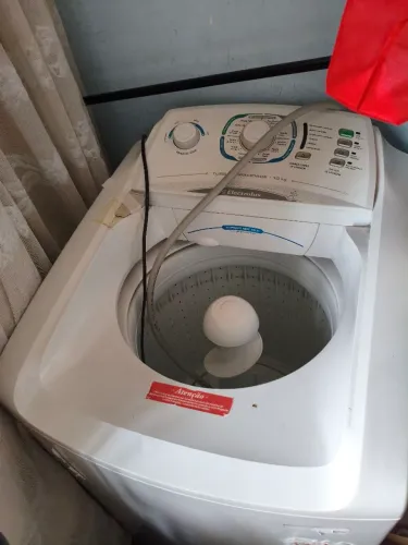 Máquina de Lavar Electrolux 10 kg Funcionando