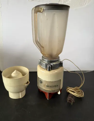 Antigo Liquidificador Walita com copo , tampa e conjunto e espremedor de frutas