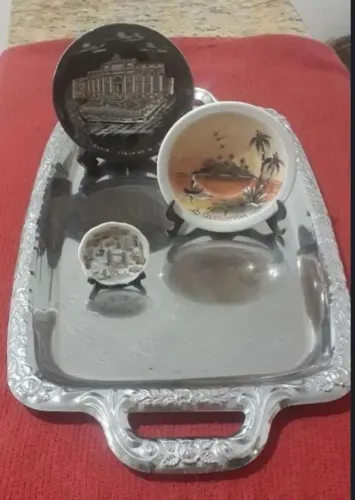 BANDEJA DE ALUMINIO ROCOCO e 3 pratinhos de porcelana