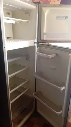Vende se geladeira