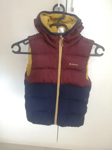 Colete Acolchoado Infantil com Capuz Quechua (Decathlon)