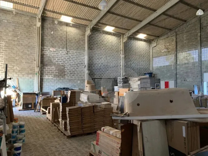 Galpão à Venda com 600 m² e 5 Vagas de Garagem no Bairro Aruana