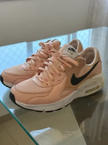 Nike Air Max Excee original, usado e muito bem conservado.