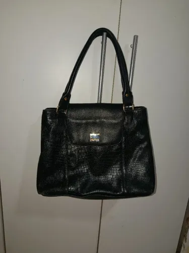 Bolsa de ombro média de couro preta