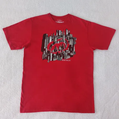 camiseta ecko unltd vermelha com estampa gráfica de cidade. 