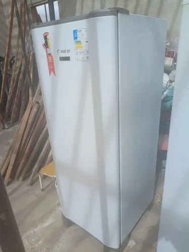 Vendo geladeira Esmaltec de 280 litros inverte funcionando sistema original