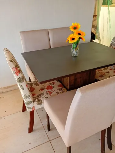 Mesa com 6 cadeiras bem nova entrego