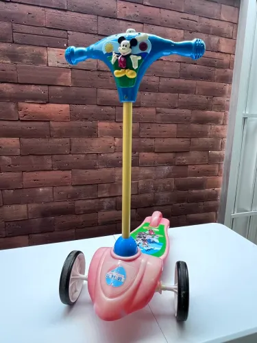 Patinete - Mickey Mouse da New Toys que toca música
