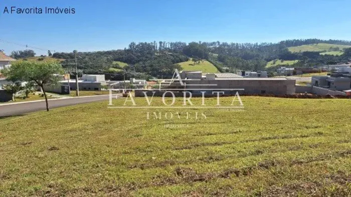 Terreno Plano de 648m² no Condomínio Flamboyant - Lazer Completo