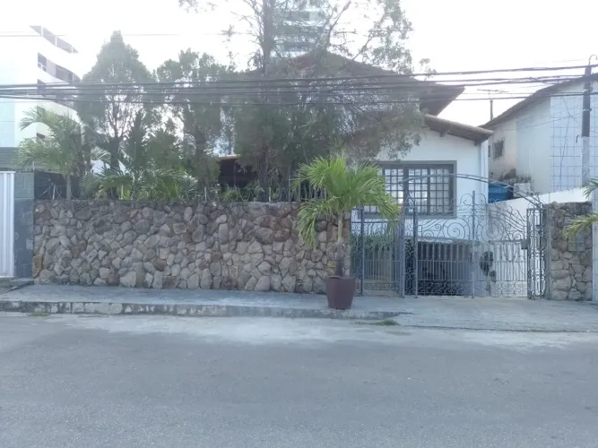 Casa para venda tem 550 metros quadrados com 3 quartos em Prado - Recife - PE