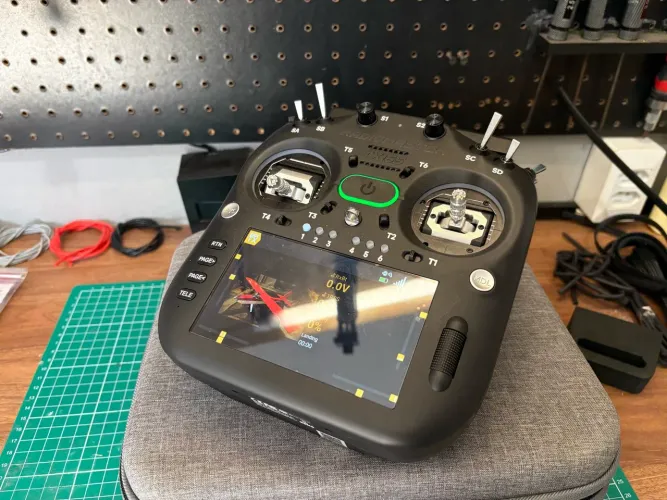 Rádio Radiomaster TX16s MK3 com bateria e receptores