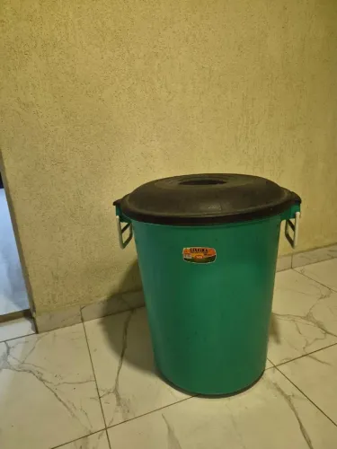 Balde 100 litros com alça e tampa