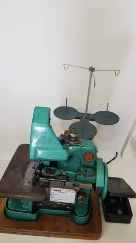 Máquina de costura overlock chinesinha