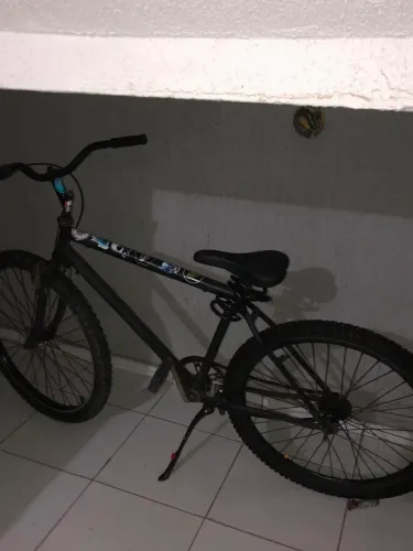 Bicicleta aro 26 com acessórios.