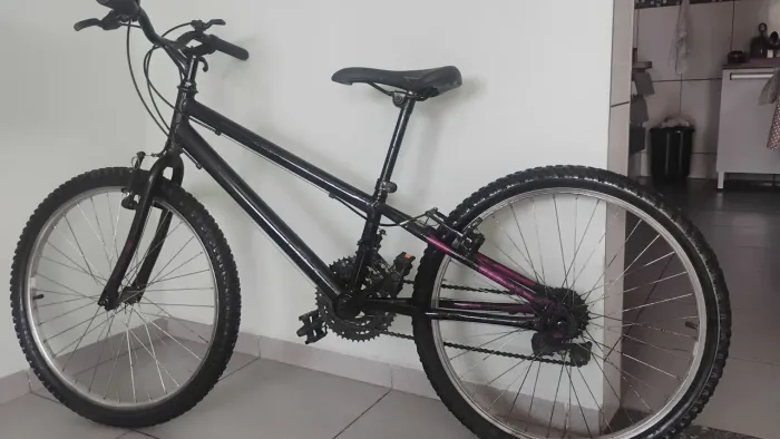 Bicicleta Aro 24 com Marchas - Boa Conservação