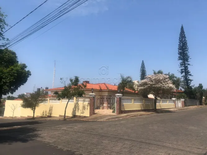 Casa com 4 Quartos e Piscina à venda, 450m² - Garça/SP
