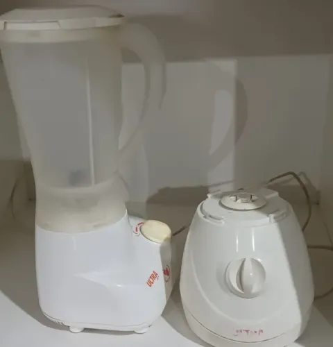 Dois liquidificadores com e sem copo, funcionando perfeitamente.