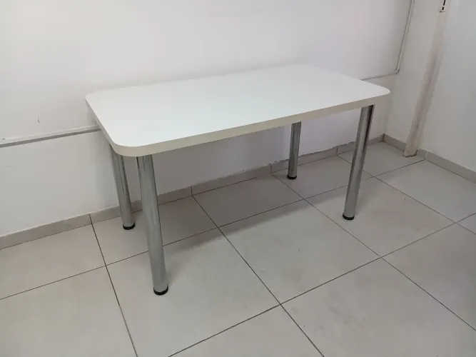 Mesa MDF branca com pés fechados ferro, medida 1,30cm X 70cm.