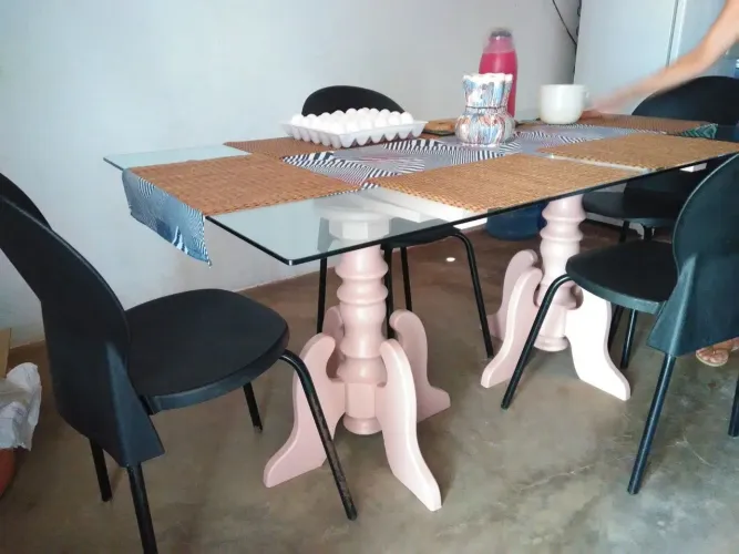Mesa em vidro e madeira