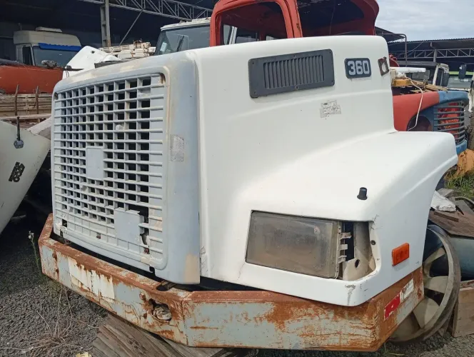 Capô caminhão Volvo EDC