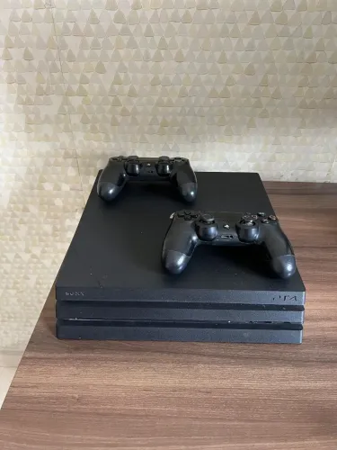 Vende-se PlayStation 4 pro