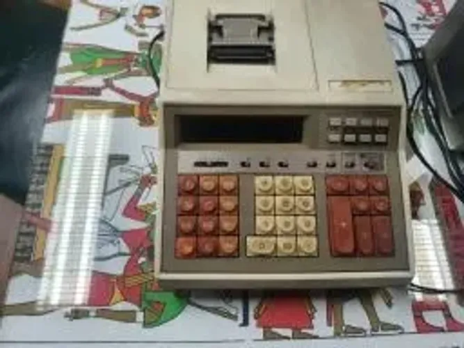 Calculadora de mesa DISMAK -antiga - usada