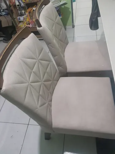 Mesa com tampa de vidro e 5 cadeiras