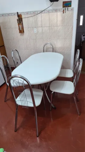 Mesa de fórmica branca oval - com 6 cadeiras 