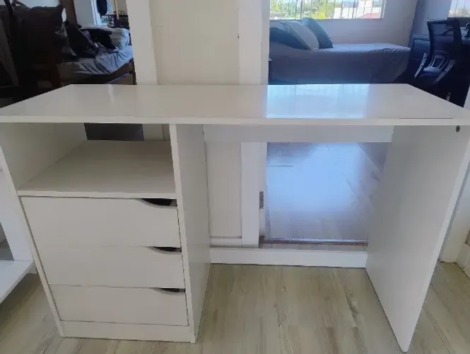 Escrivaninha com gavetas