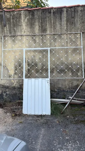 Vendo portão de ferro com grade lateral 