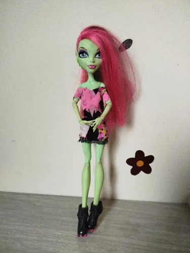 Monsters hay cabelo rosa