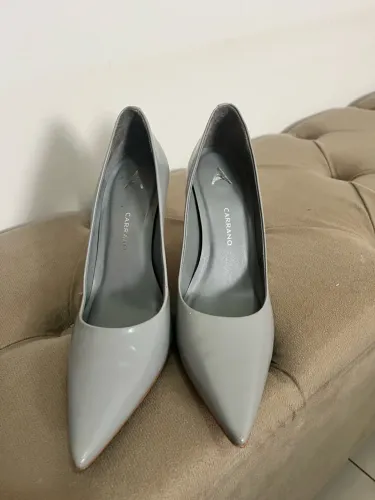 Scarpin cinza carrano