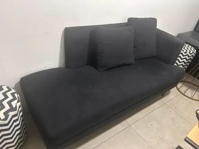 Sofá Preto 1,60m com Almofadas Ideal para Sala Recepção ou Escritório