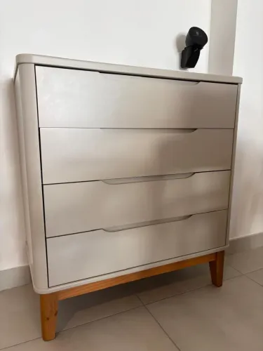 Cômoda Abracadabra - Curva Nina 4 Gavetas com Tampo em Cinamomo - Branco