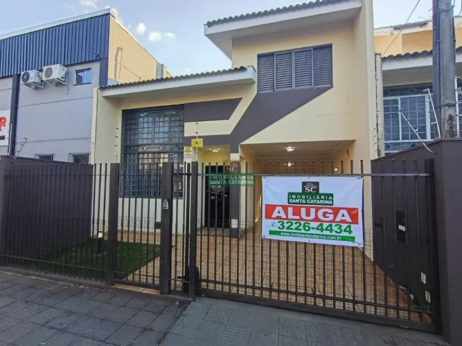 ALUGA | Sobrado de 141m² com 03 quartos na Zona 07 em Maringá