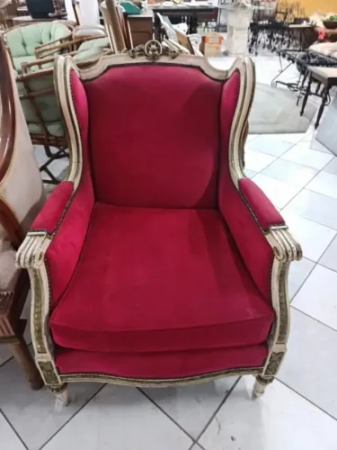 Poltrona Vermelha Antiga em madeira entalhada