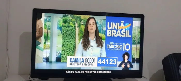 Vendo uma TV 42 polegadas não é smart valor r$ 500 funcionando tudo certinho